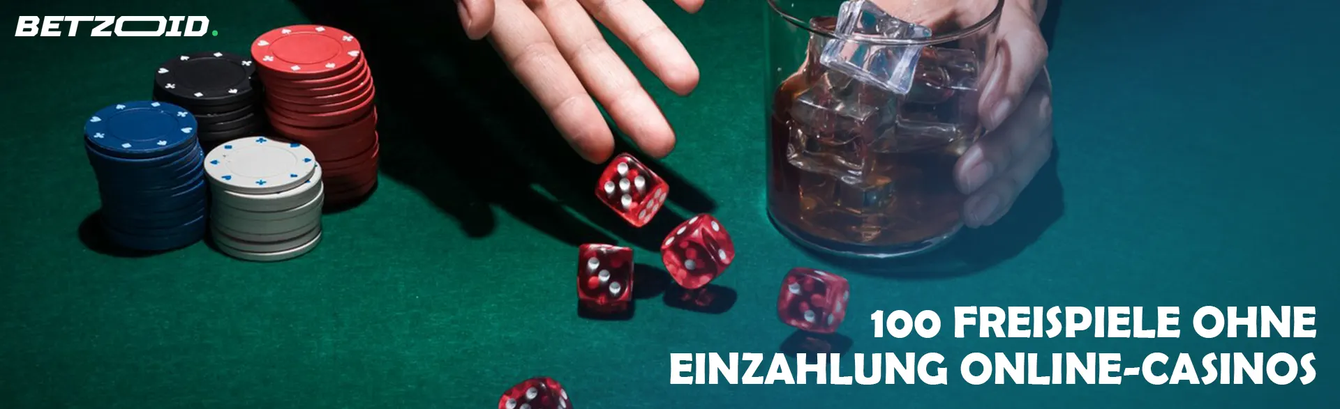 Ein Spieler würfelt neben Casino-Chips und einem Getränk in einem Glas.
