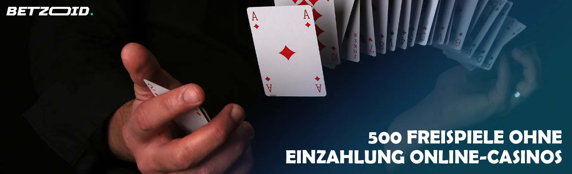 Ein Mann mischt Karten in der Luft.