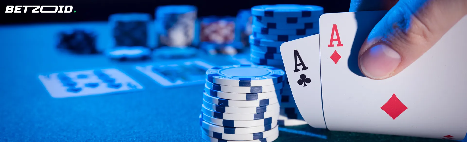 Dvě hrací karty vedle kasinových žetonů.