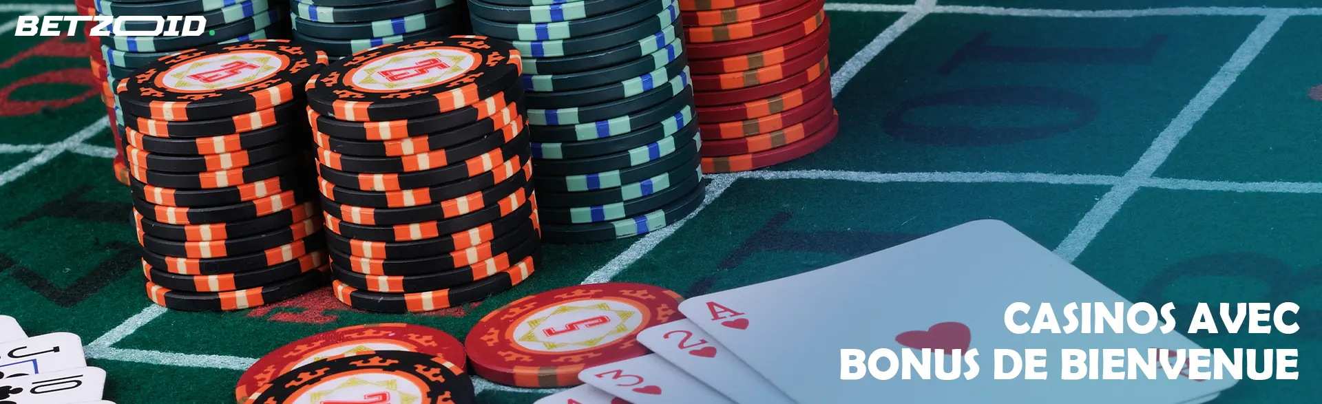 Des cartes et des jetons sur la table de casino.