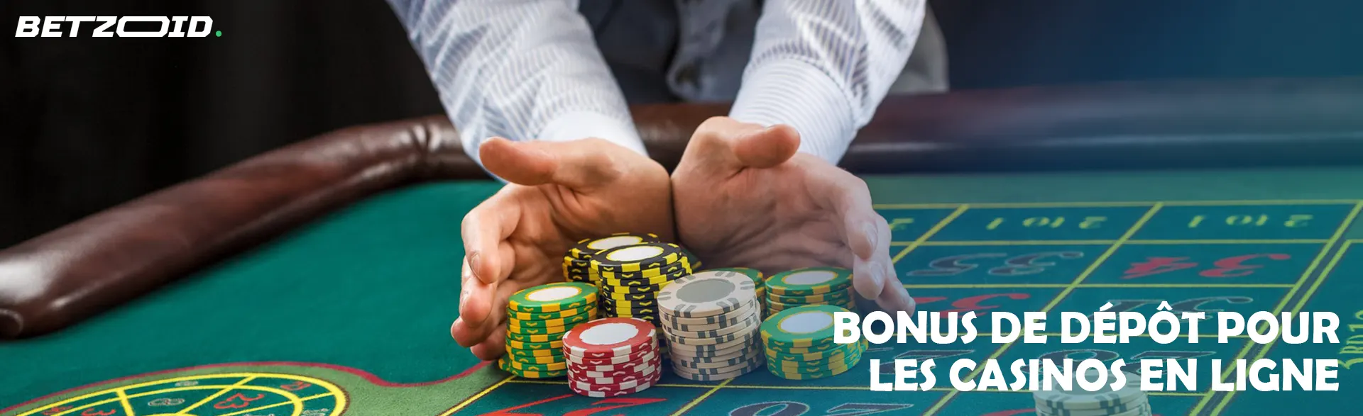 Une pile de jetons de casino entre les mains d'