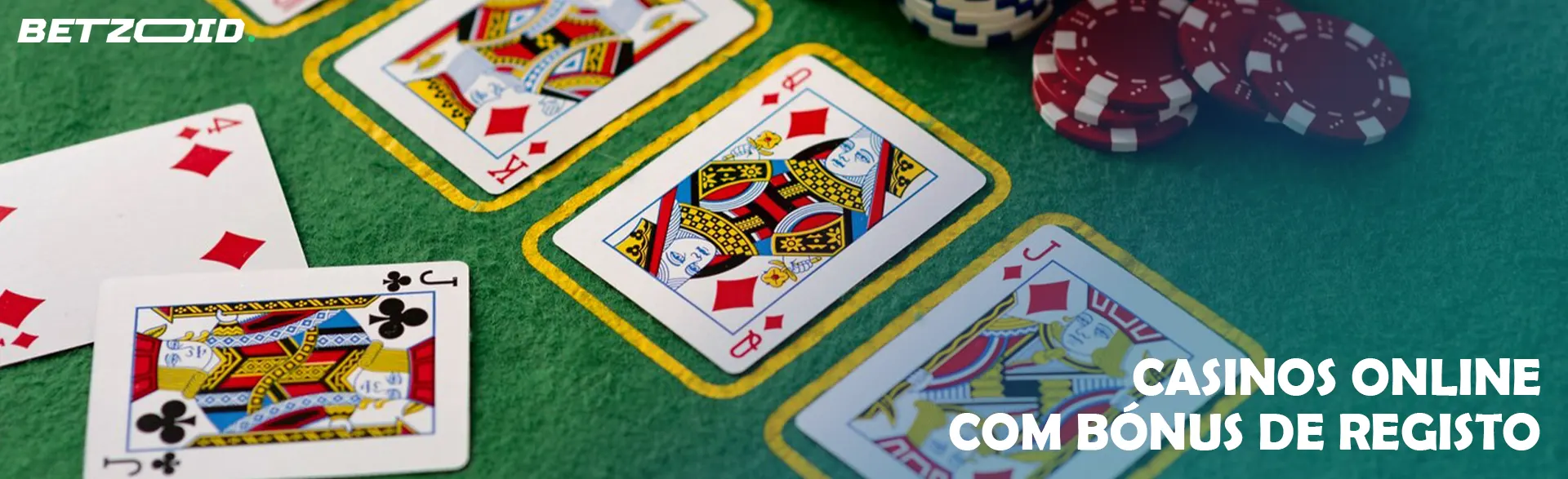 Jogar cartas ao lado de fichas de casino.
