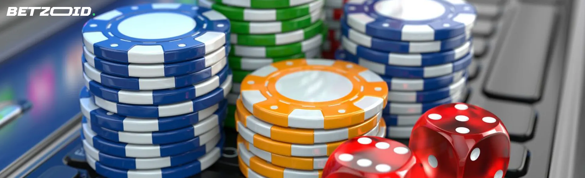 Gettoni da poker colorati e dadi rossi su tastiera di computer.