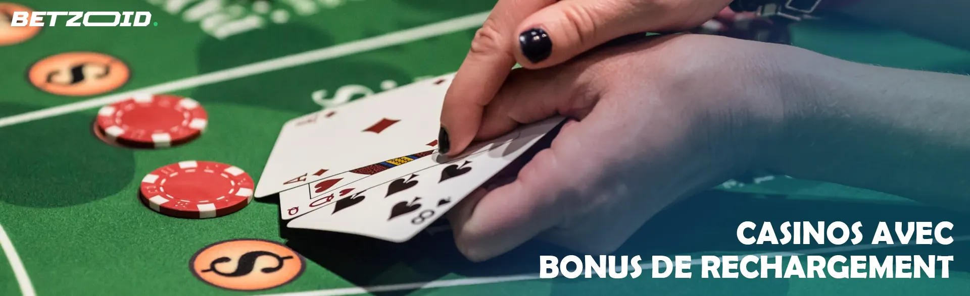 Un joueur tient des cartes sur la table de casino.