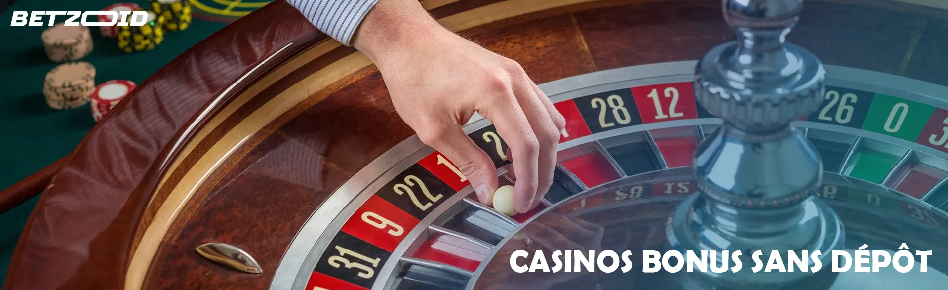 Un joueur place la bille sur la roue de roulette.