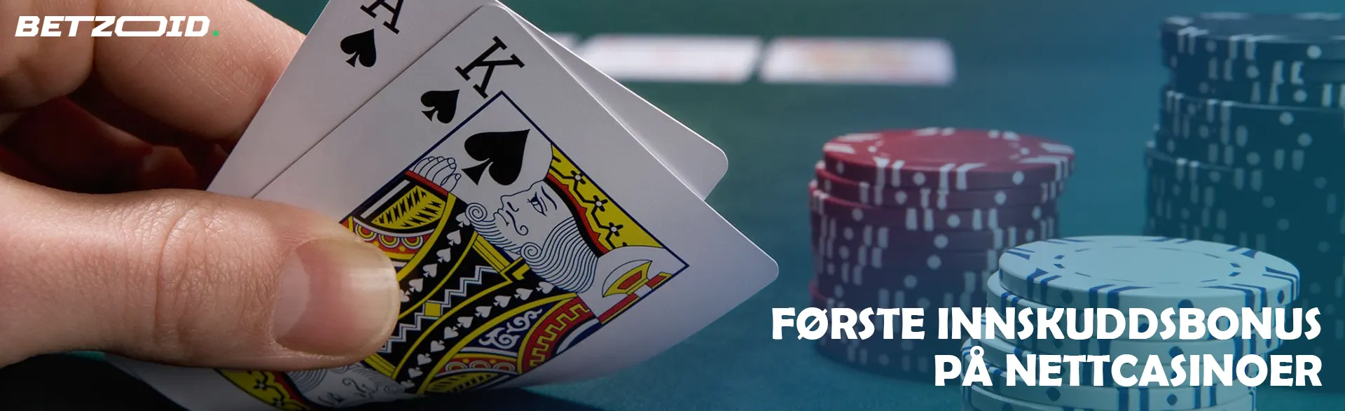 Spilleren holder kort ved siden av kasinosjetonger.