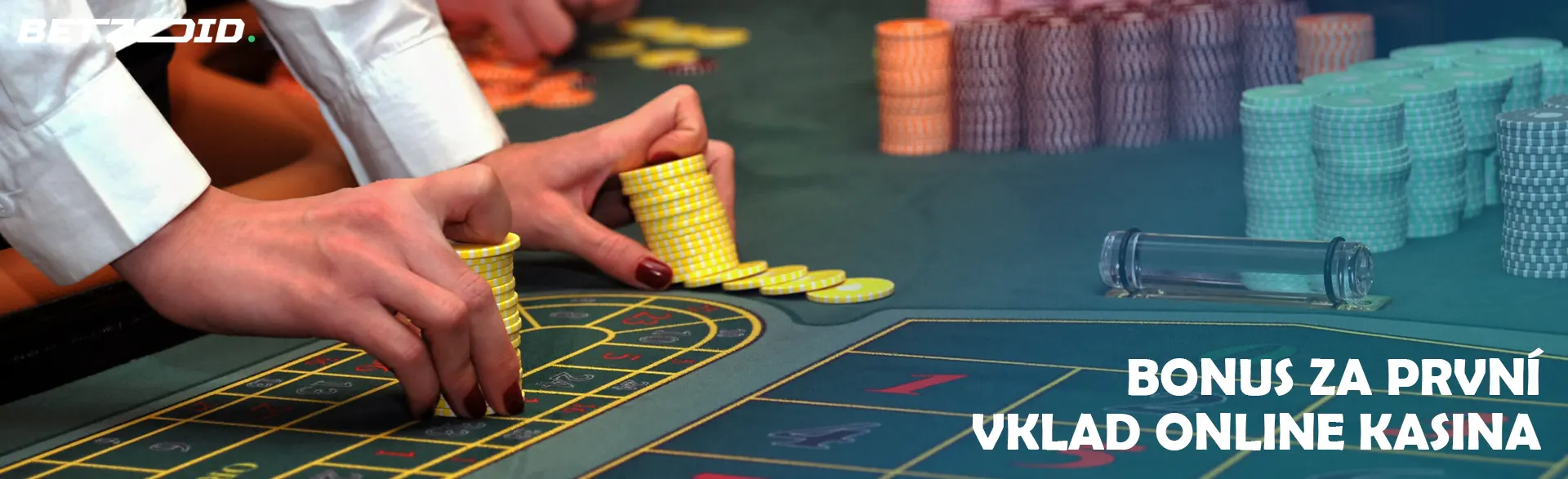 Hráč drží žetony na stole kasina.