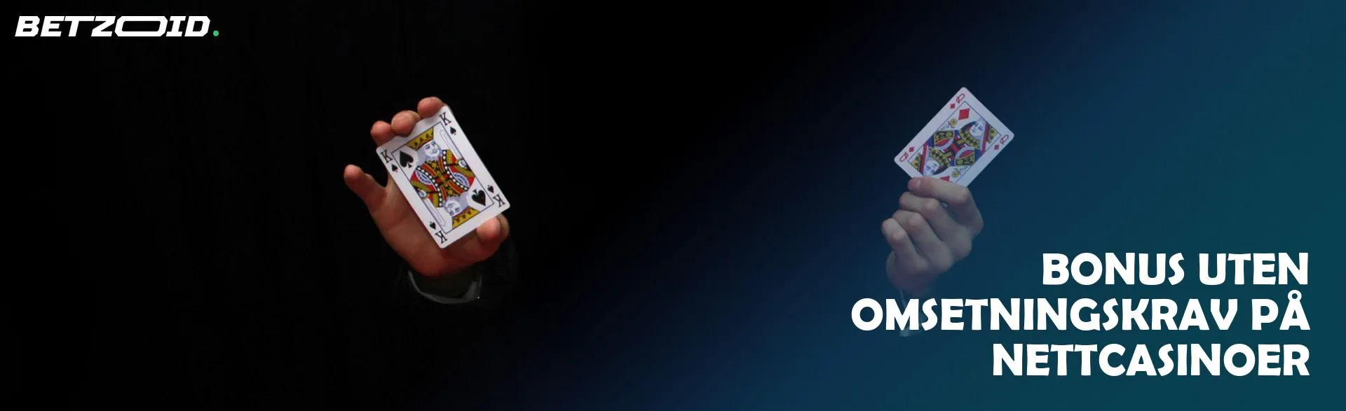 Mann som holder kort på en mørk bakgrunn.