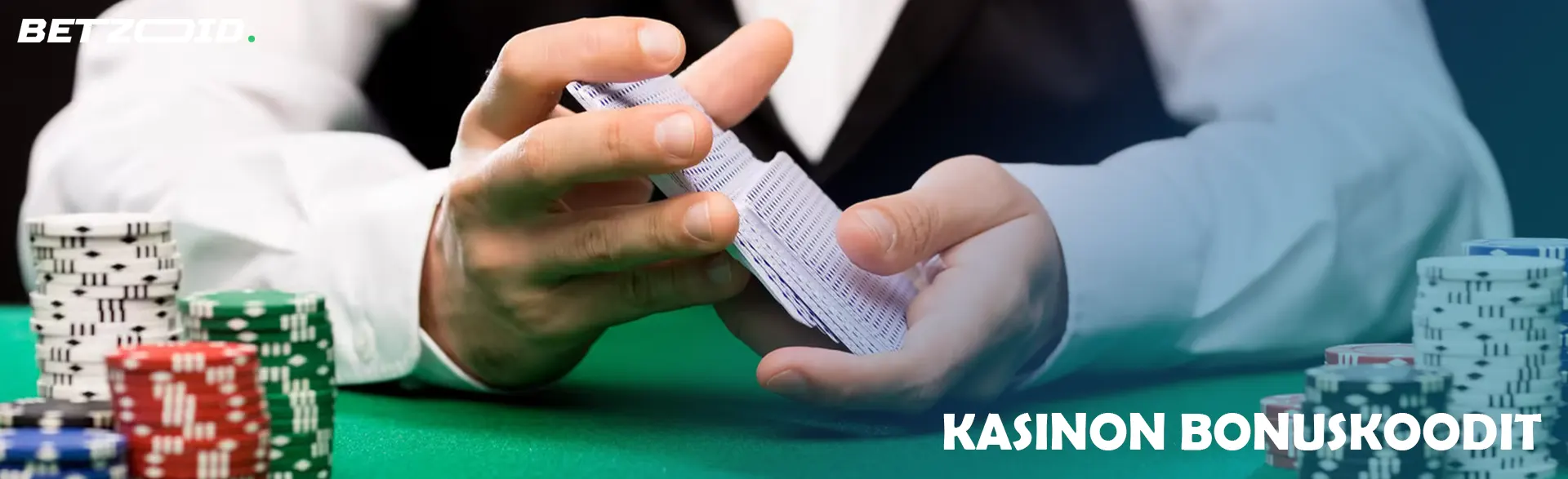 Pelaaja sekoittaa kortit kasinon pelimerkkien vieressä.