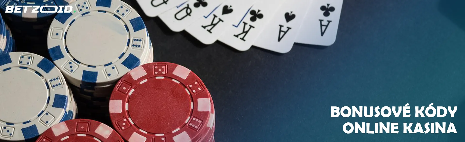 Hrací karty vedle kasinových žetonů.