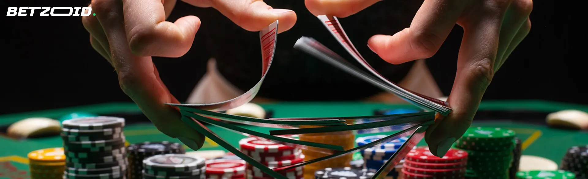 El jugador baraja las cartas junto a las fichas de la mesa.