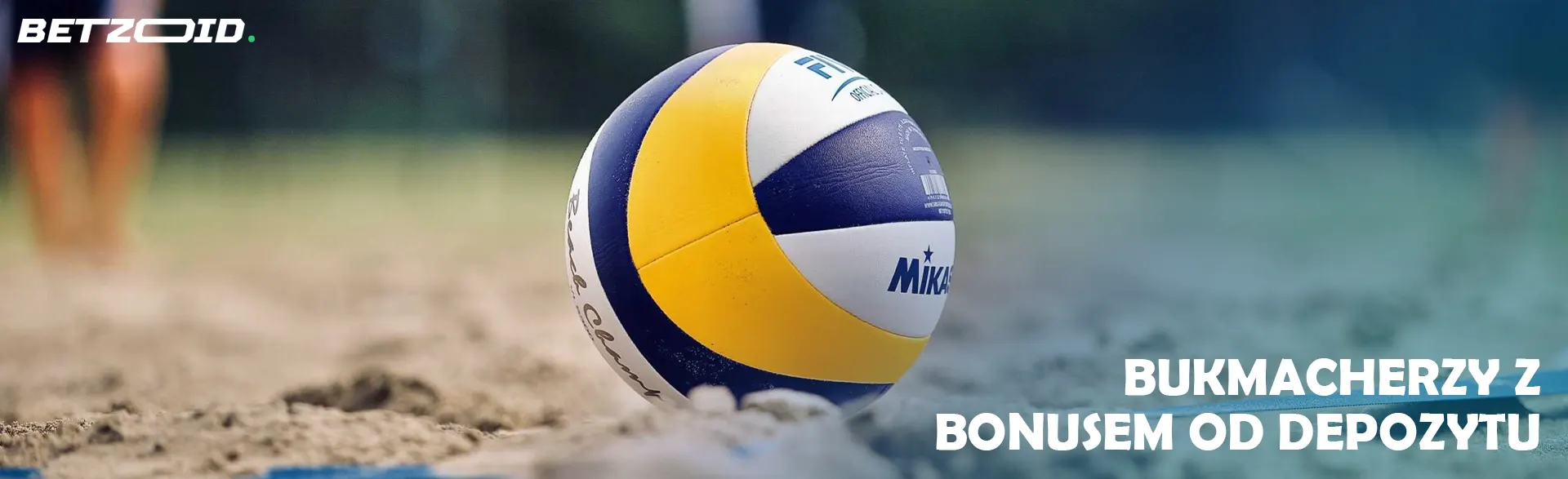 Piłka do siatkówki leży na piasku.