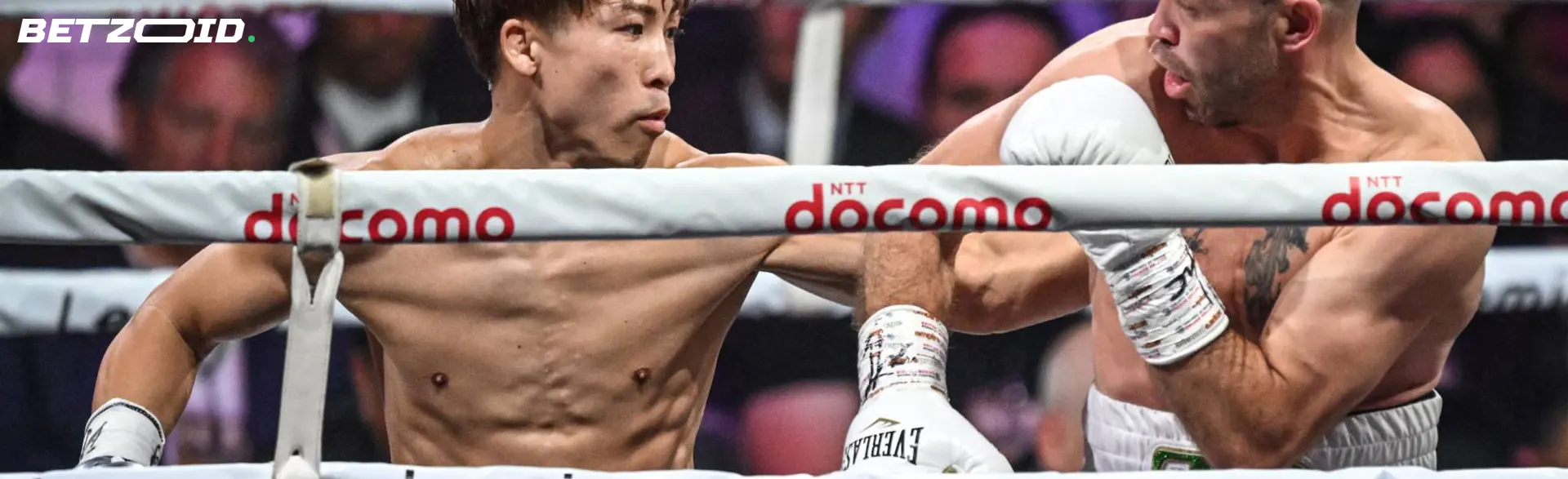 試合中にアクションを繰り広げるボクサーたち。