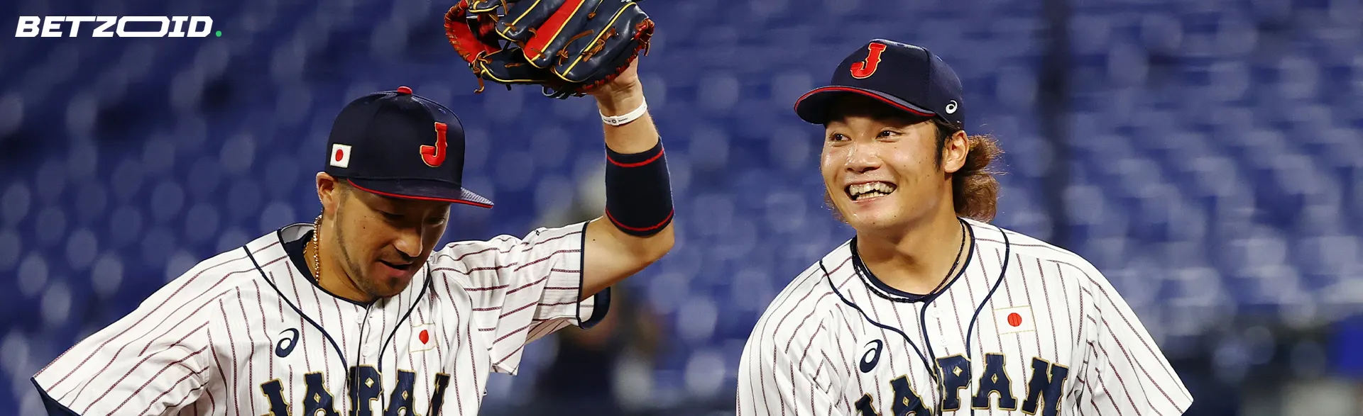 野球選手たちがフィールドで喜ぶ。