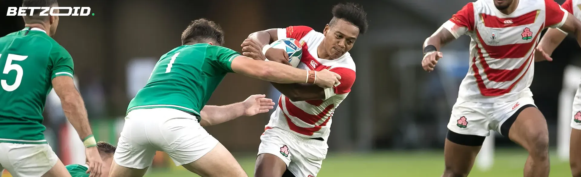 試合中に活躍するラグビー選手たち。