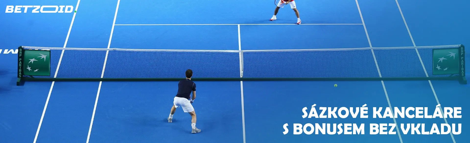 Dva tenisté během zápasu na kurtu.