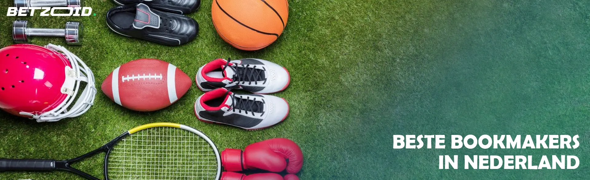 Sportuitrusting ligt op het gras.