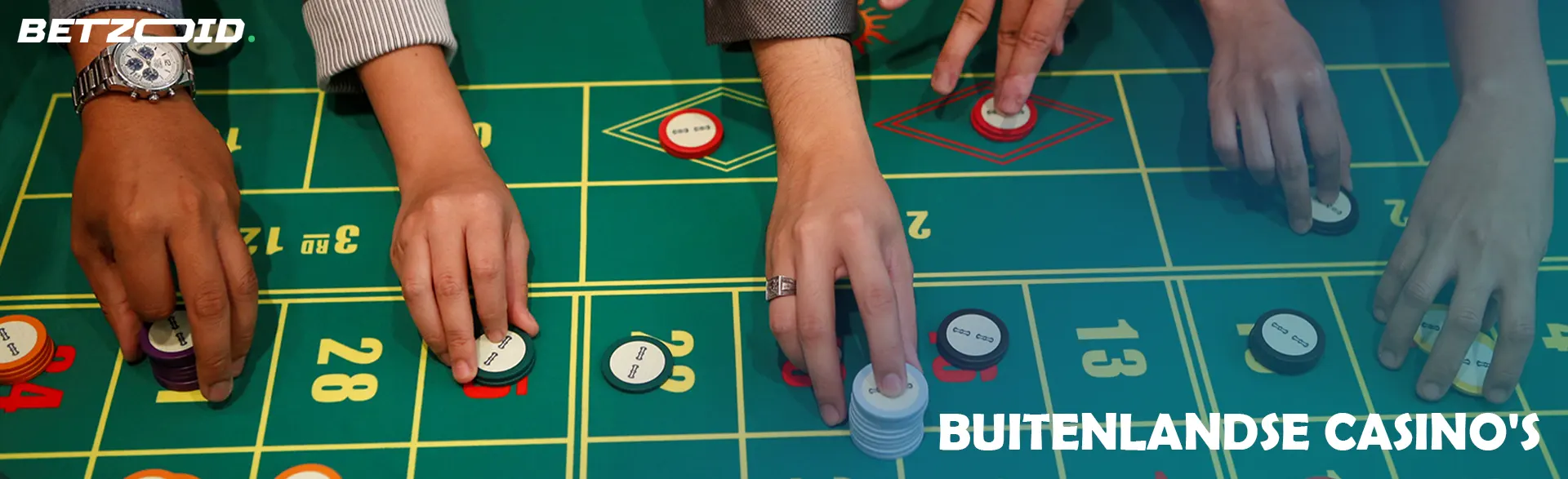 Spelers plaatsen fiches op de casinotafel.