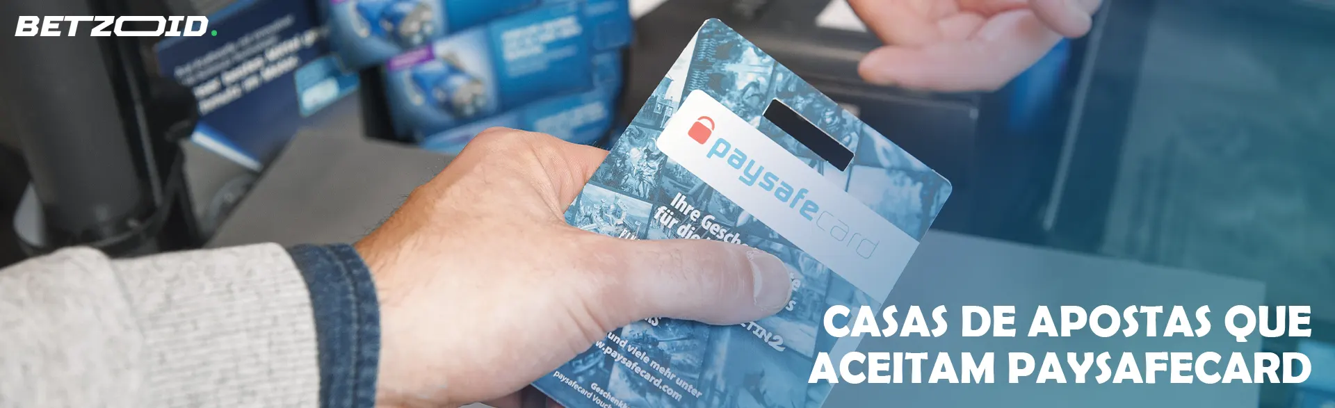 Homem segurando um Paysafecard embalado.