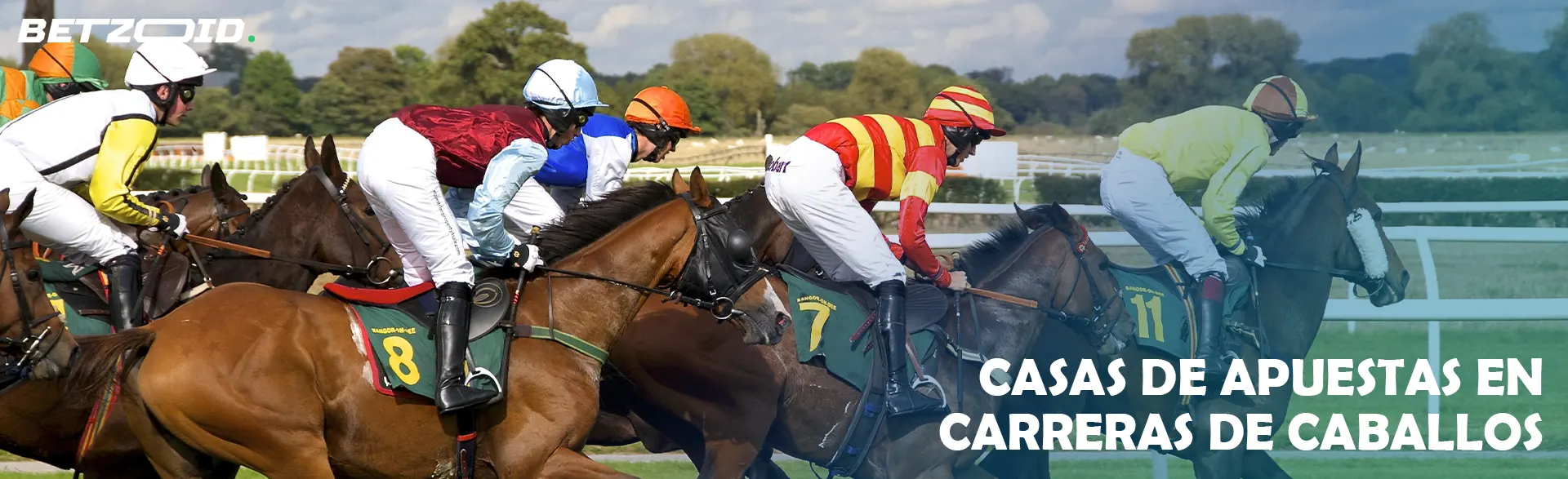 Jinetes a caballo durante las carreras de caballos.