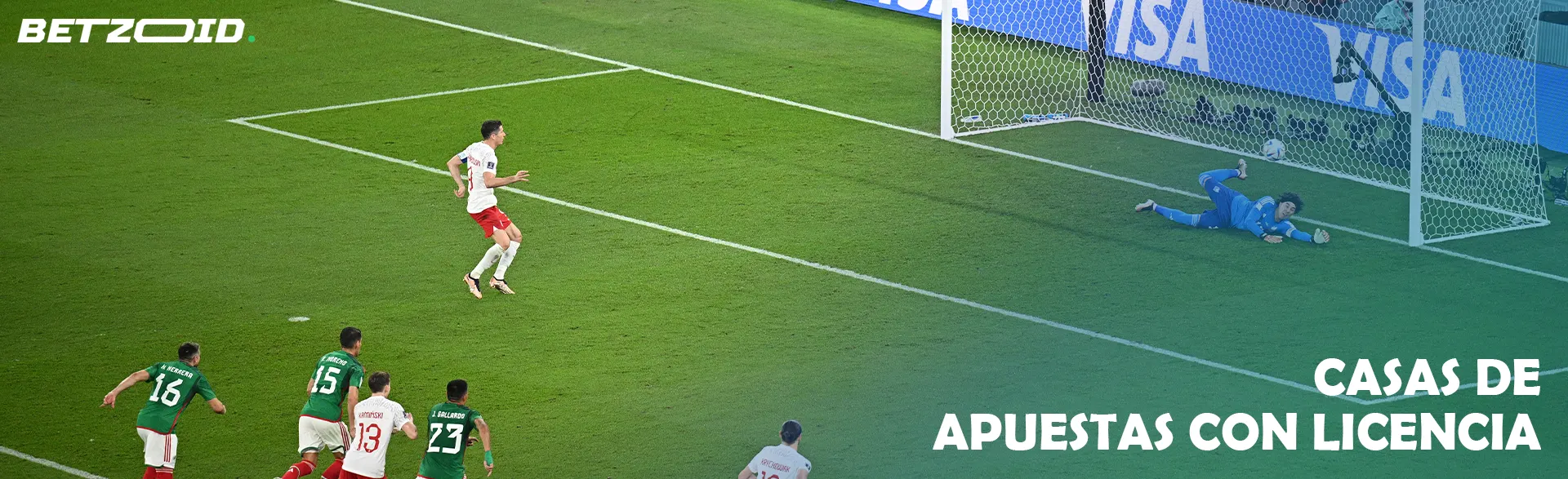 Jugadores de fútbol en el campo durante un partido.