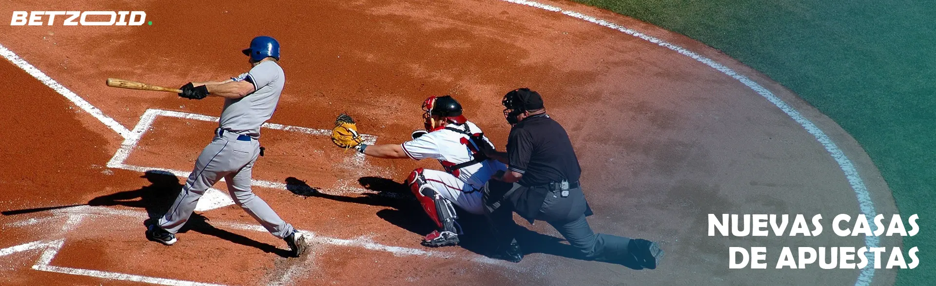 Jugadores de béisbol en acción durante un partido.