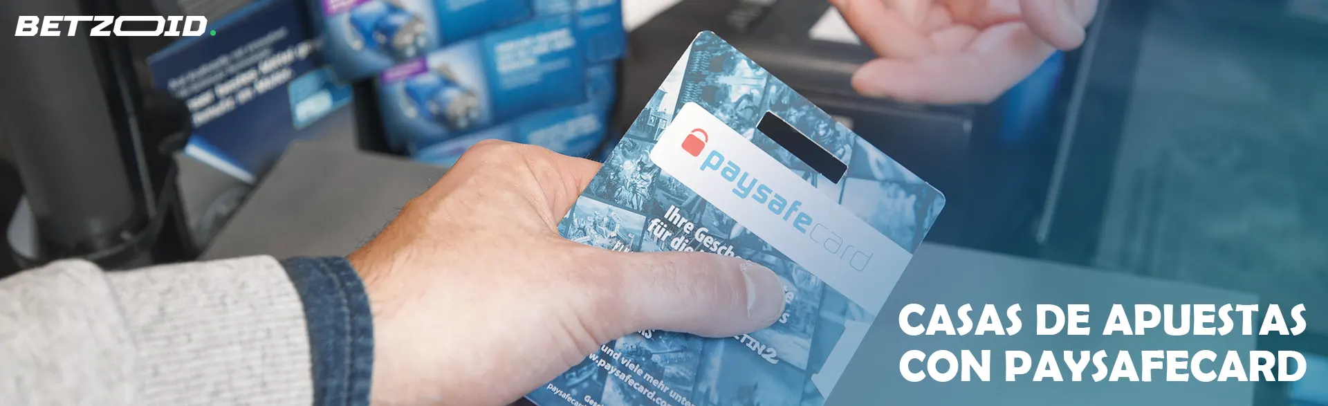 Una mano con una tarjeta Paysafecard en la caja.