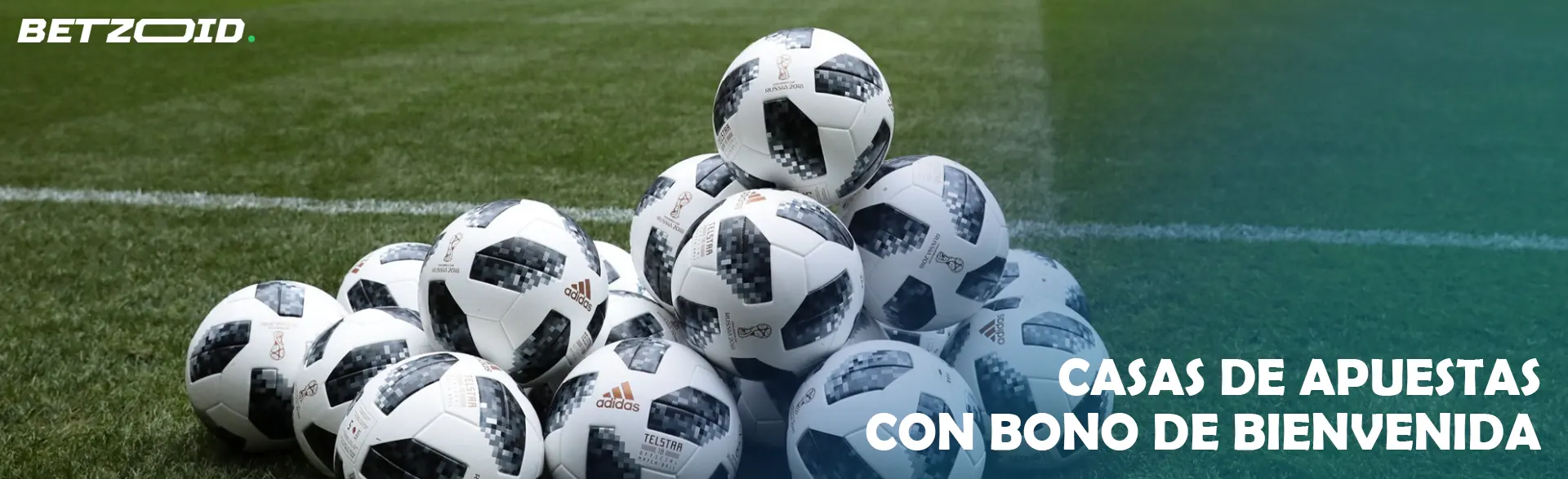 Una pila de balones de fútbol.