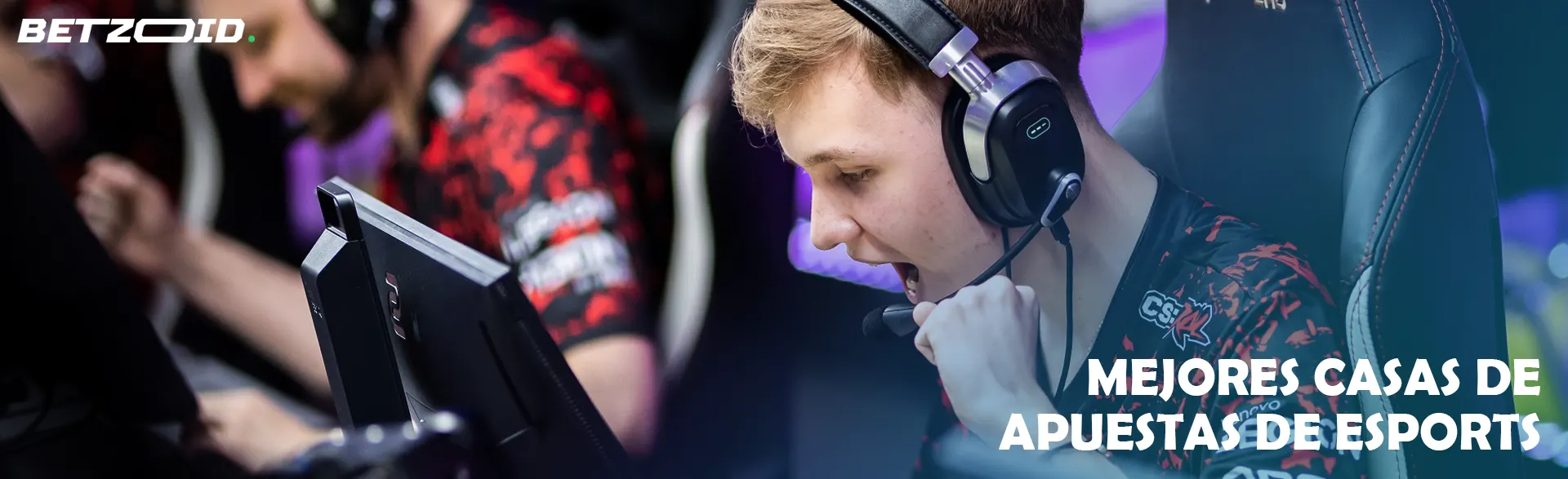 Jugadores de esports compitiendo con intensidad.