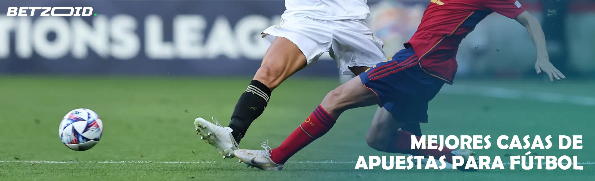 Jugadores de fútbol en acción disputando el balón en el campo.