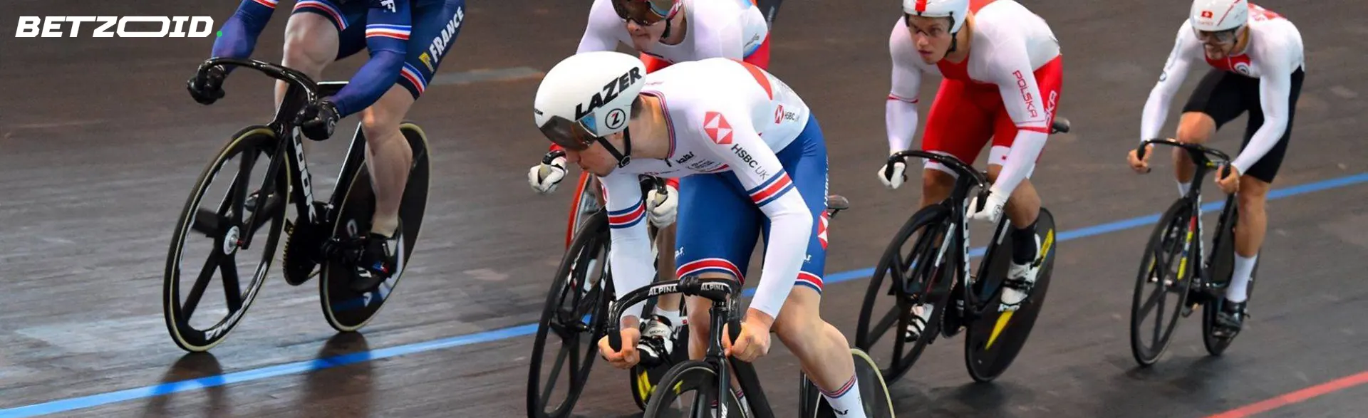 Jinetes en la pista ciclista durante la competición.