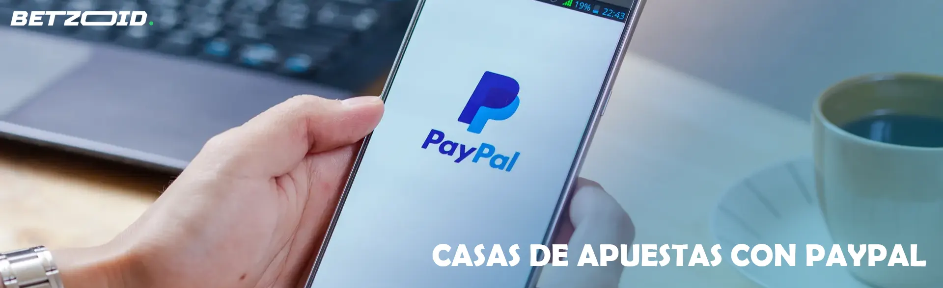 Persona usando la aplicación de PayPal en un móvil.