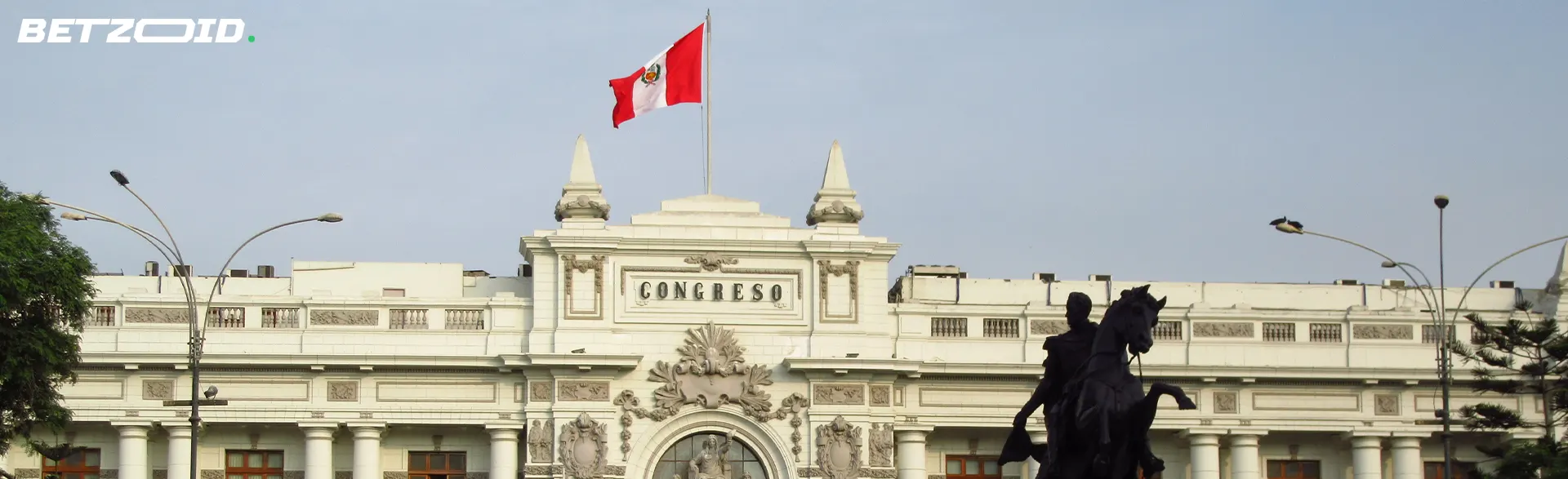 Congreso peruano con bandera en la cima.