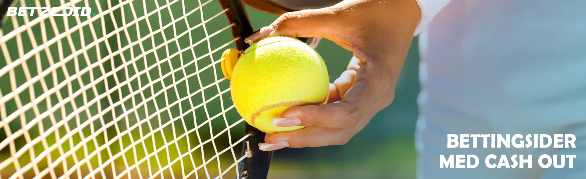 En tennisspiller holder en ball i nærheten av racketen sin.