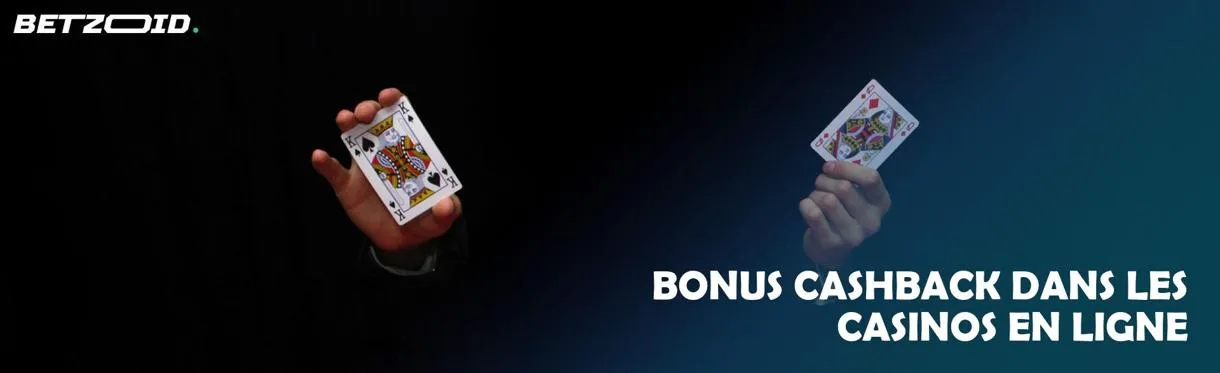 Un homme montre deux cartes sur fond sombre.