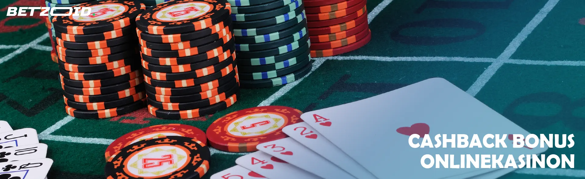 Kort och högar av marker på ett kasinobord.