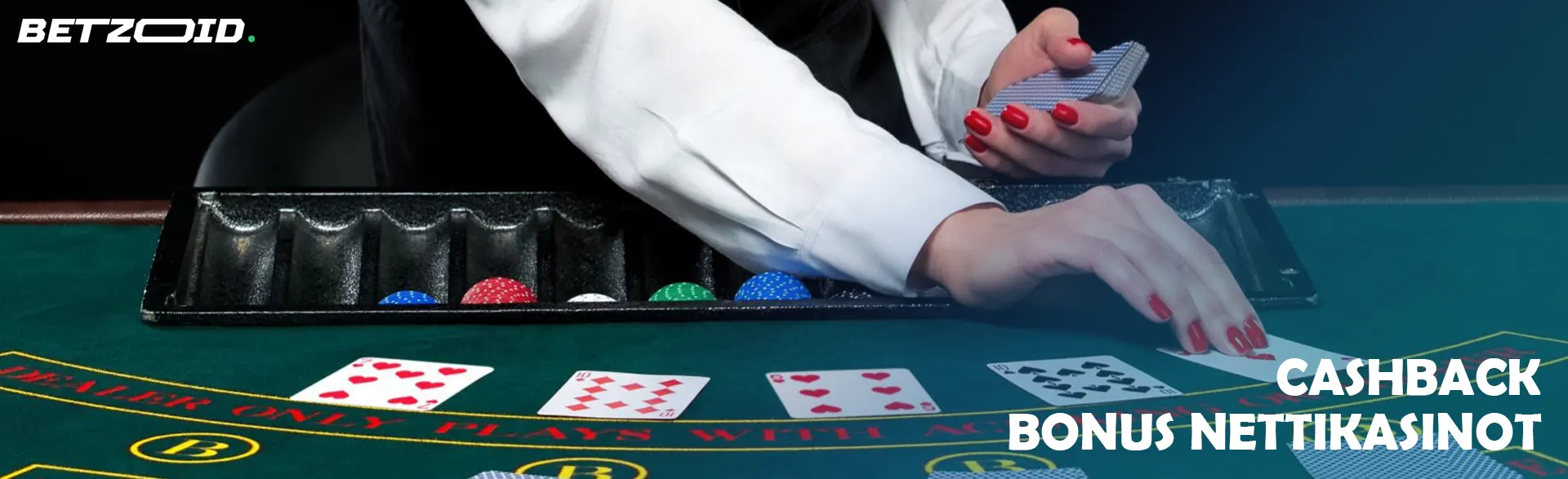 Krupieeri asettaa kortit kasinopöydälle.