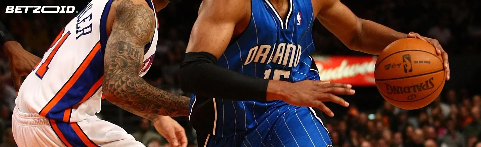 Basketbalisté bojují o míč na hřišti.