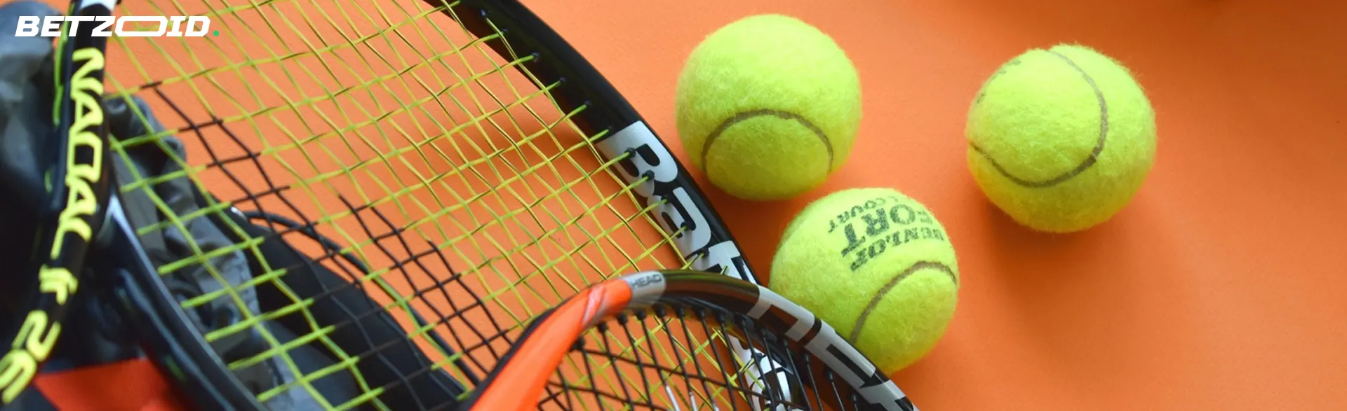 Raquetas de tenis y pelotas sobre fondo naranja.