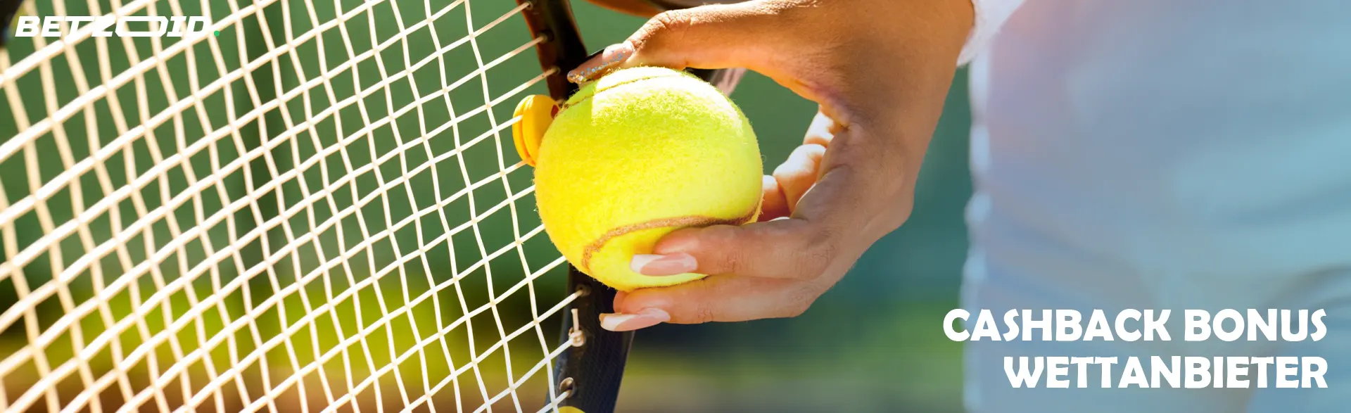 Ein Tennisspieler hält einen Ball neben seinem Schläger.