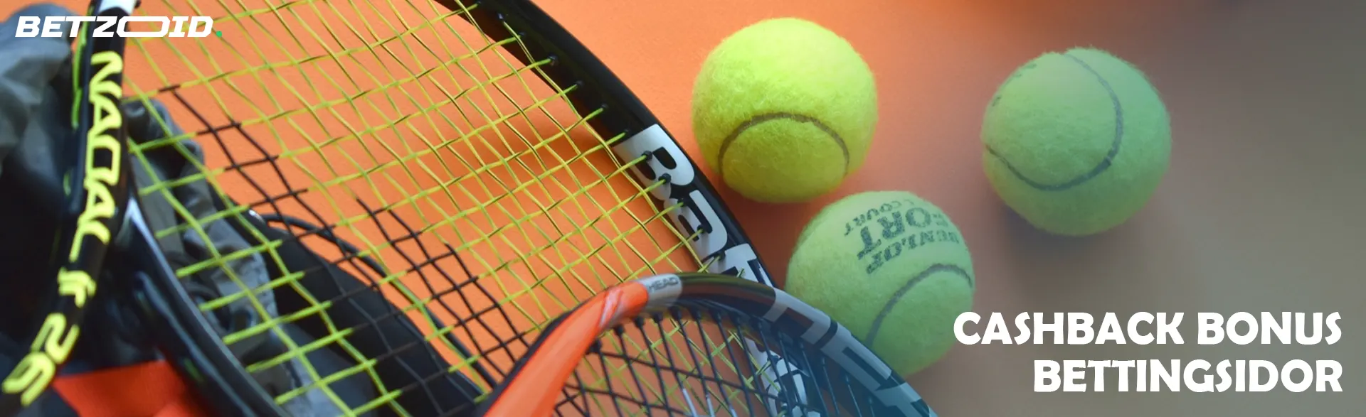 Tennisbollar bredvid tennisracketar.