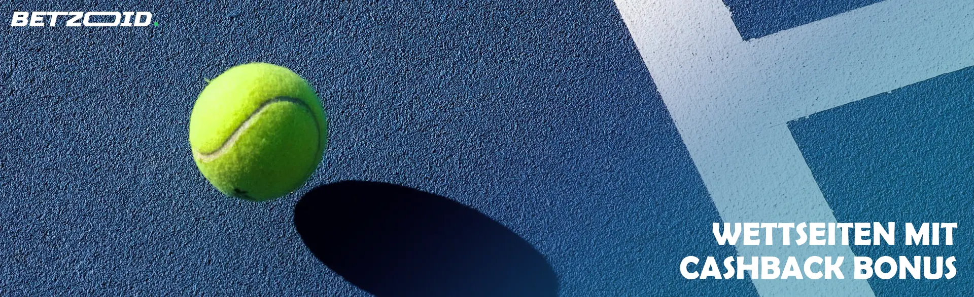 Ein Tennisball springt auf dem Platz.