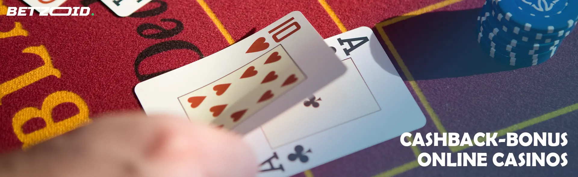 Der Spieler legt die Karten auf den Casinotisch.