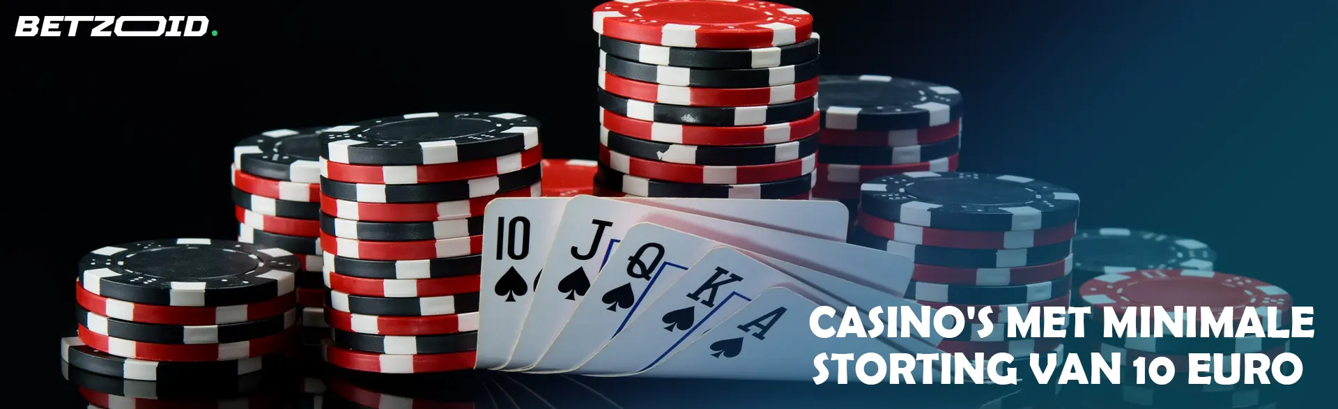 Casinofiches en kaarten op een donkere achtergrond.