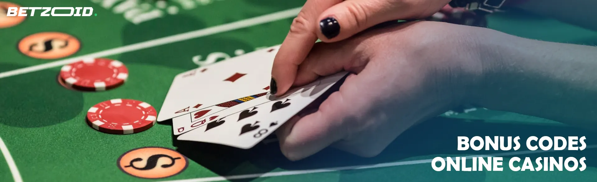 Ein Spieler hält Karten auf dem Casinotisch.