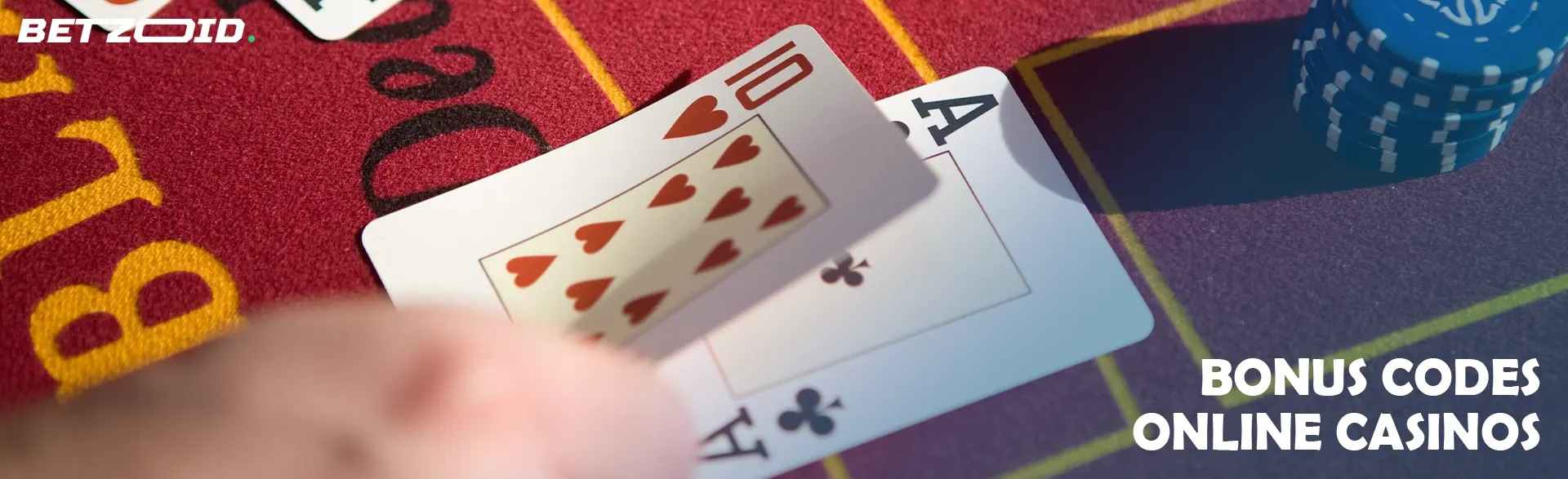 Der Spieler legt Karten auf den Casinotisch.