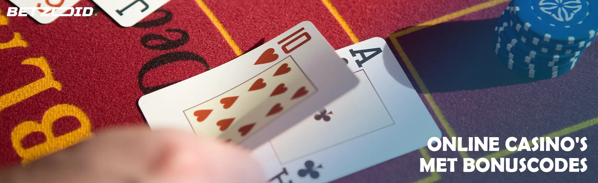 De speler legt zijn kaarten op de casinotafel.