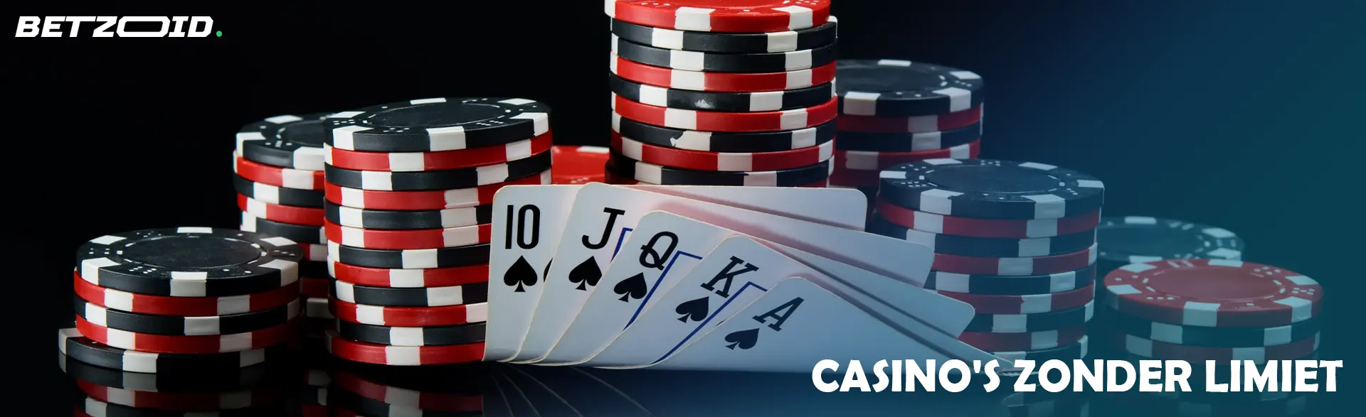 Kaarten en chips op een donkere achtergrond.