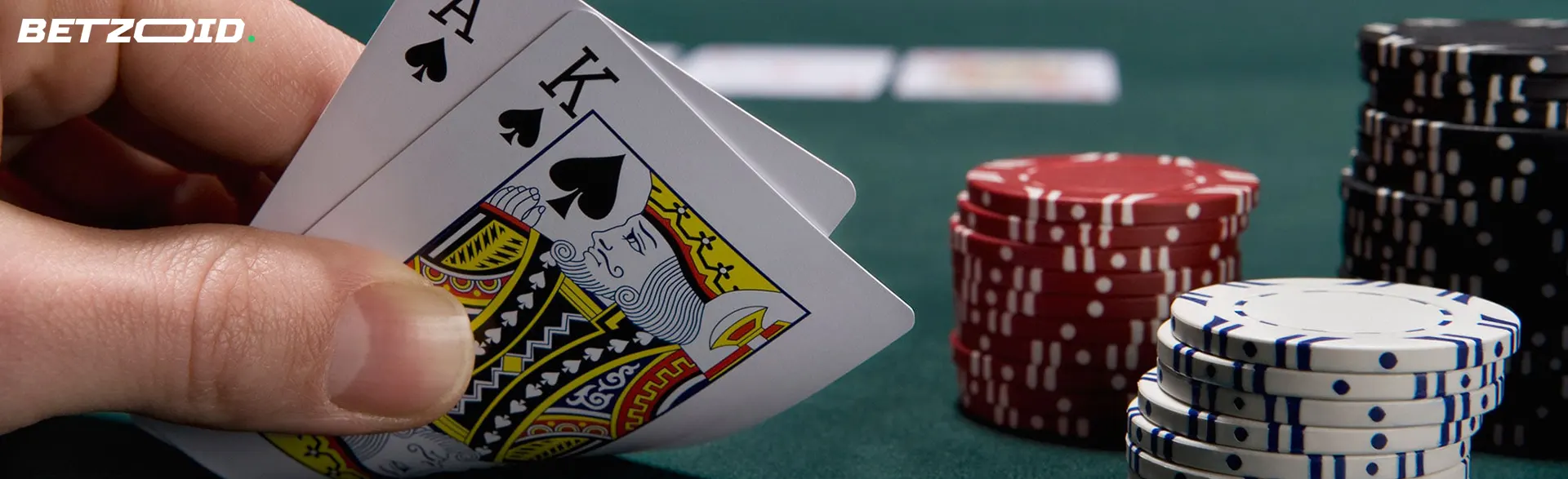 Pelaajalla on kortit kasinon pelimerkkien vieressä.