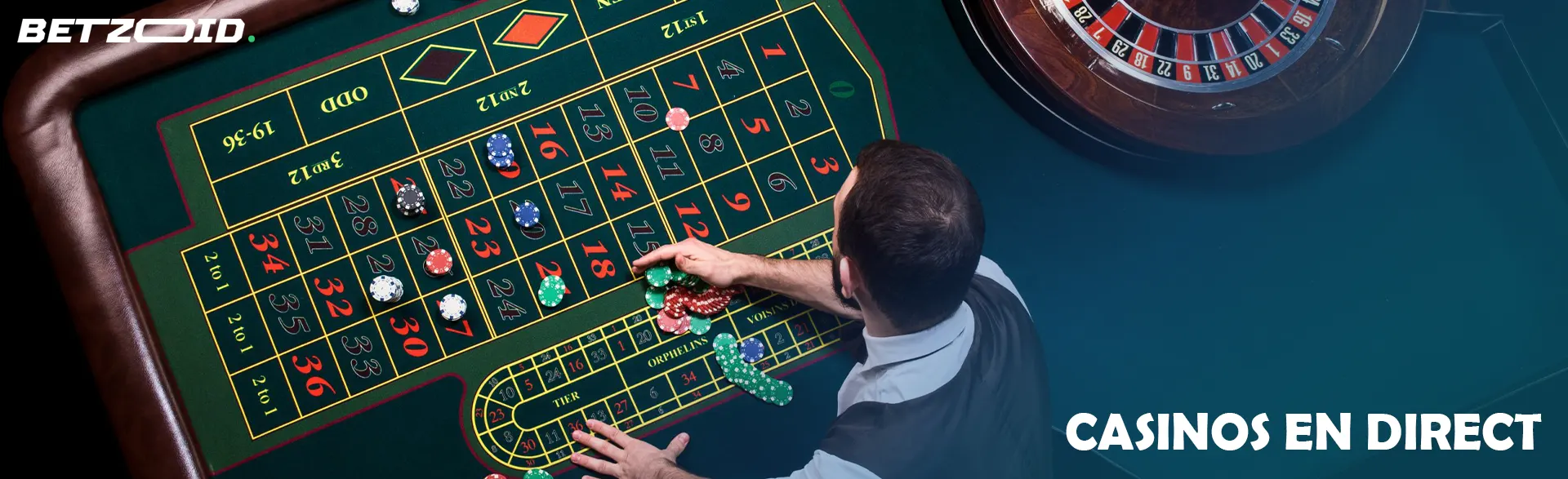 Un croupier place des jetons sur la table de roulette.